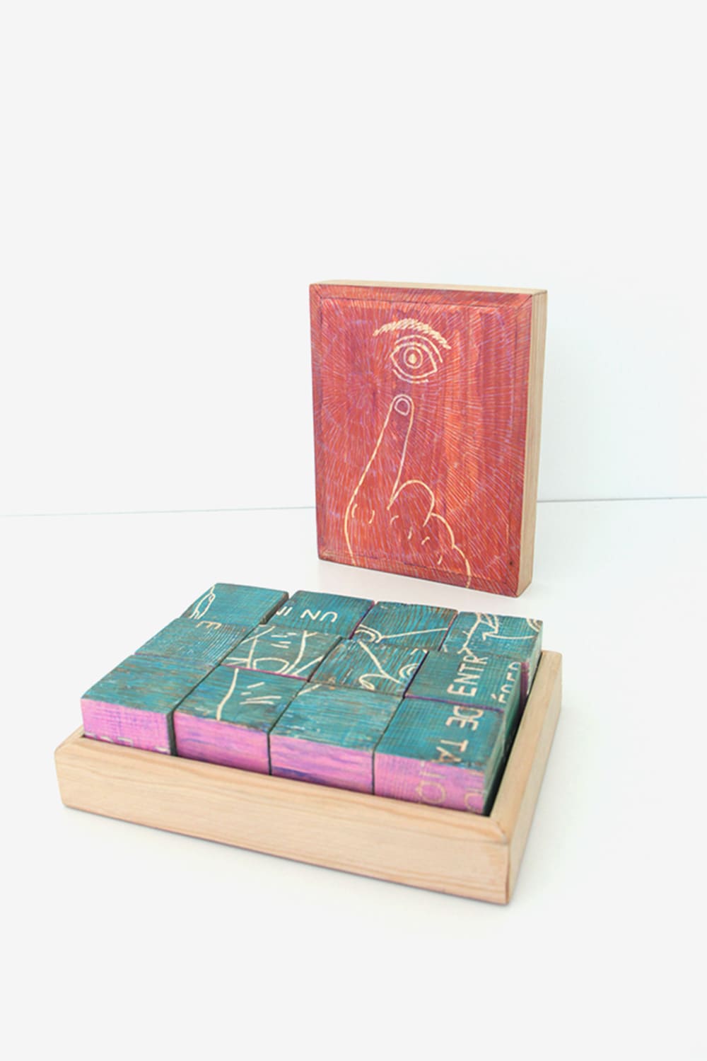 Mon oeil, 2026, peinture acrylique, crayon de couleur, papier, calque et gravure sur bois de pin et de hêtre, 21 x 17 x 7 cm